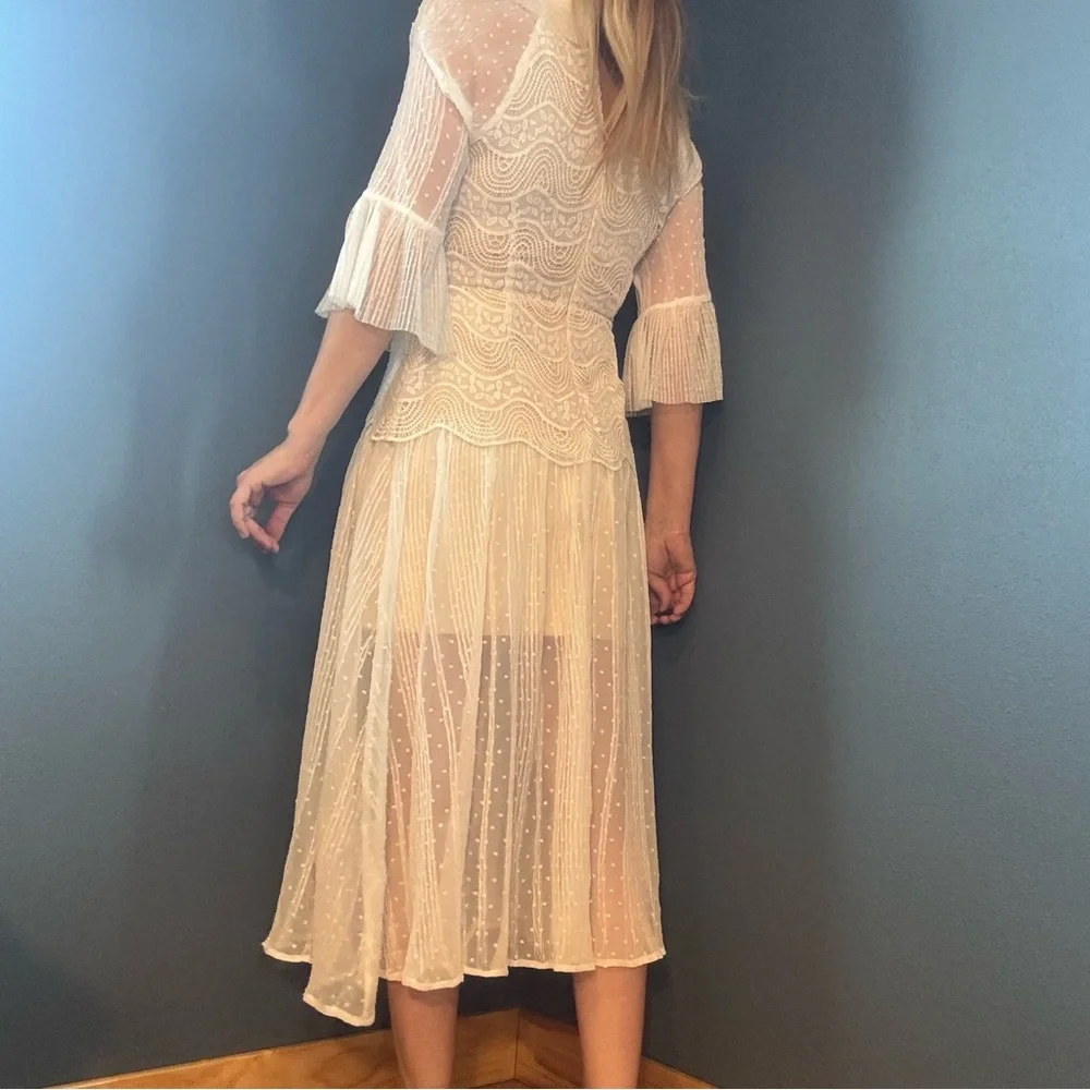 Elliatt Australia White High Neck Lace Midi Dress size M - Picture 3 of 16